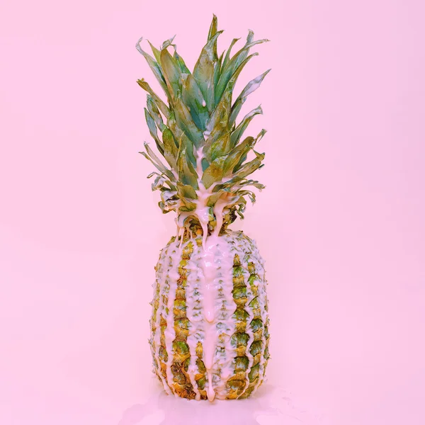 Mode ananas in roze verf. Minimalisme foto. Pastel kleuren — Stockfoto