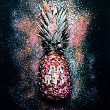 Göz alıcı parti ananas. Parlatıcı vakti geldi. En az stili.