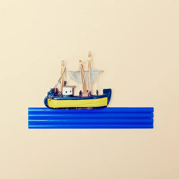 Μικρό πλοίο στα κύματα. Μινιμαλισμός του σχεδιασμού στυλ. — Φωτογραφία Αρχείου