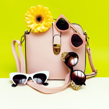 güneş gözlüğü seçin. senin tarzın. Bayan Moda aksesuarlar.