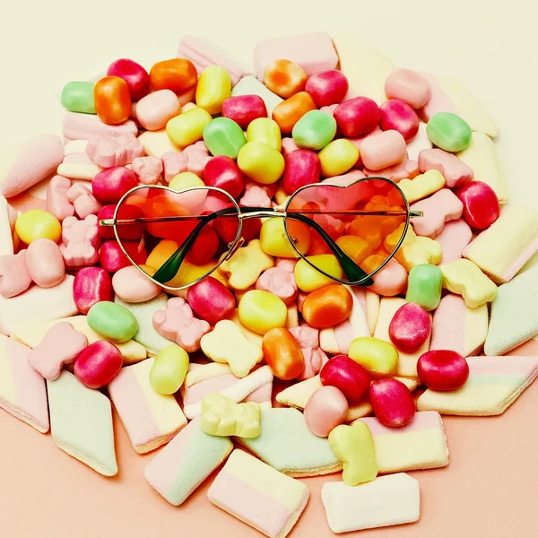 Okulary przeciwsłoneczne serca i słodycze. Zabawne moda czas — Zdjęcie stockowe