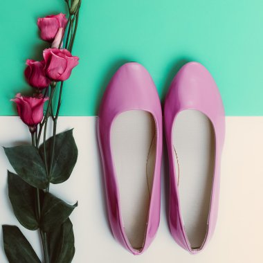 Bayan Ayakkabı ve çiçek. Romantik moda stil.