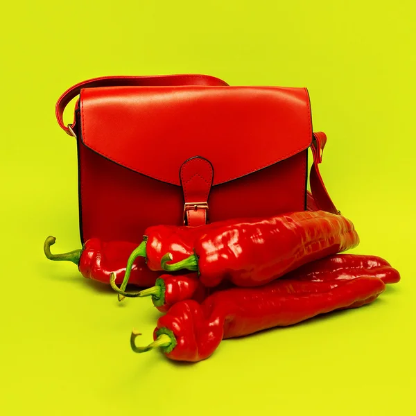 Concéntrate en rojo. Bolso de mujer de moda — Foto de Stock