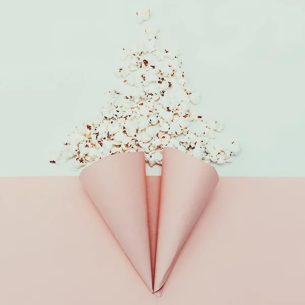 Popcorn. Pastell färg trend. Minimalism klädstil. — Stockfoto