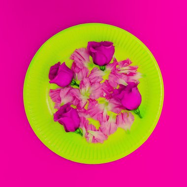 Gül plaka üzerinde. Çekici kadın kahvaltı