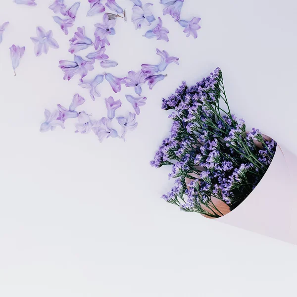 Flores púrpuras sobre fondo blanco. Aroma de primavera. Minimalismo —  Fotos de Stock