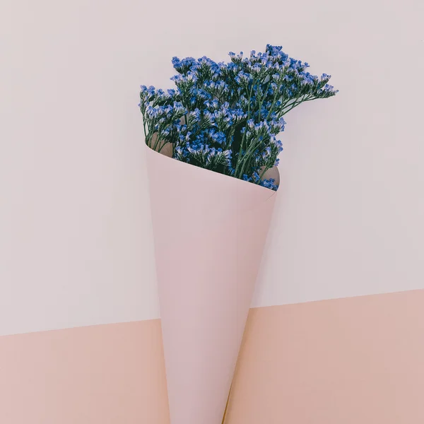 Flores azuis no envelope. Aroma da Primavera. Estilo minimalismo — Fotografia de Stock
