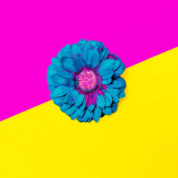 Flores azuis em fundo brilhante. Design de arte minimalismo — Fotografia de Stock