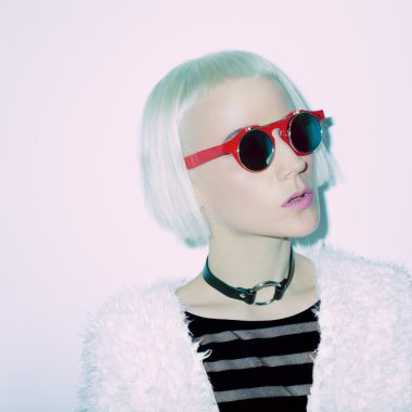 Steampunk moda bayan. Parti gecesi sokakları.