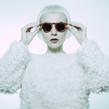 Şeytan sarışın. Göz alıcı Steampunk güneş gözlüğü