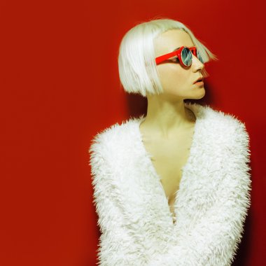 Disko Diva gece şehirler. Moda güneş gözlüğü. Moda stil.