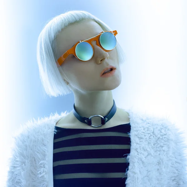 Blonde Bob Kare and in trendy glasses and necklace .. Retro Styl — Stock Photo, Image