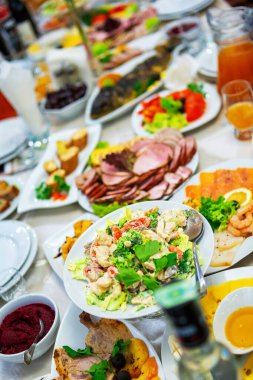 Canlı bir kutlama sırasında masaya çeşitli salata çeşitleri güzel bir şekilde yerleştirilmiştir..