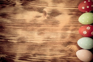Tahta masada paskalya yumurtaları