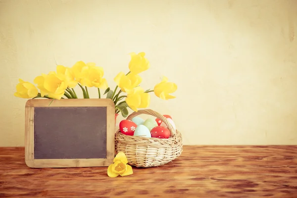 Ostereier, Blumen und Tafel leer — Stockfoto