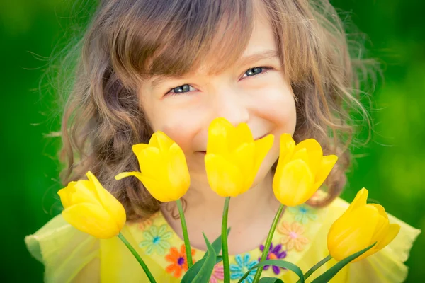 Enfant dans le parc de printemps — Photo