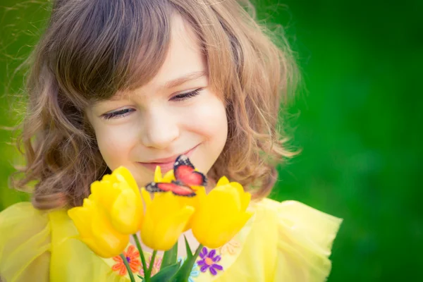 Enfant dans le parc de printemps — Photo