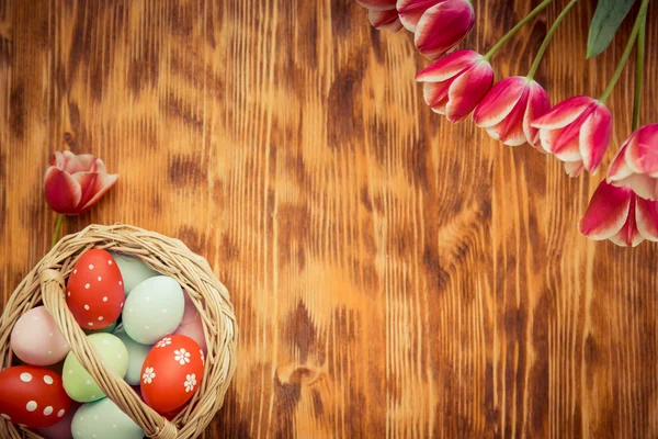 木桌上的复活节彩蛋 — 图库照片