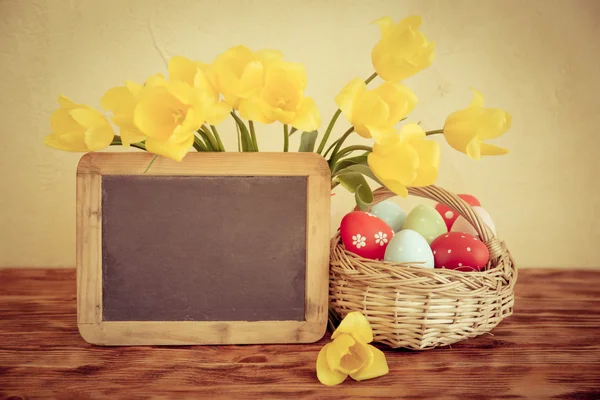 Påskägg, blommor och blackboard tomt — Stockfoto