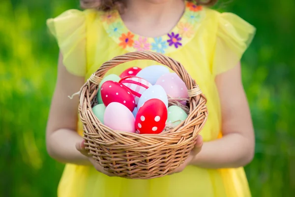 Paskalya yumurtaları sepetle tutan çocuk — Stok fotoğraf