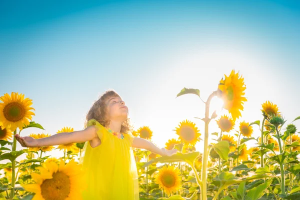 Kind in voorjaar veld — Stockfoto