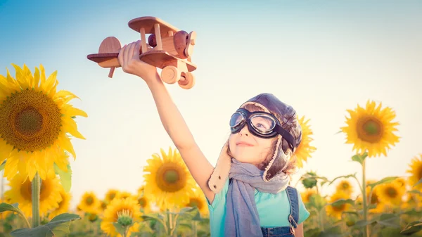 Niño en campo de primavera — Foto de Stock