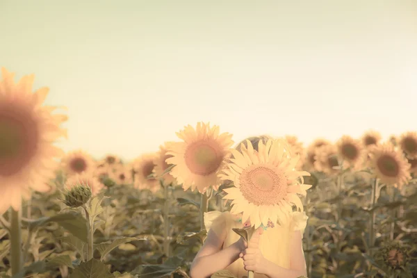 Bambino nel campo primaverile — Foto Stock