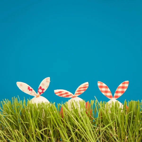 Yeşil çimlerde paskalya yumurtaları — Stok fotoğraf