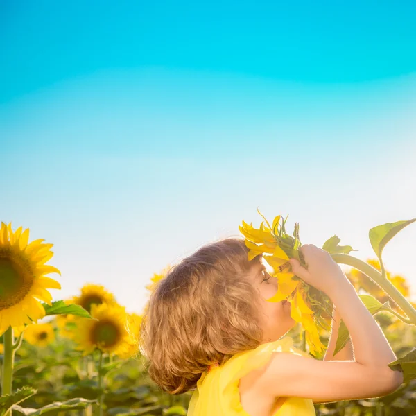 Niño en campo de primavera —  Fotos de Stock