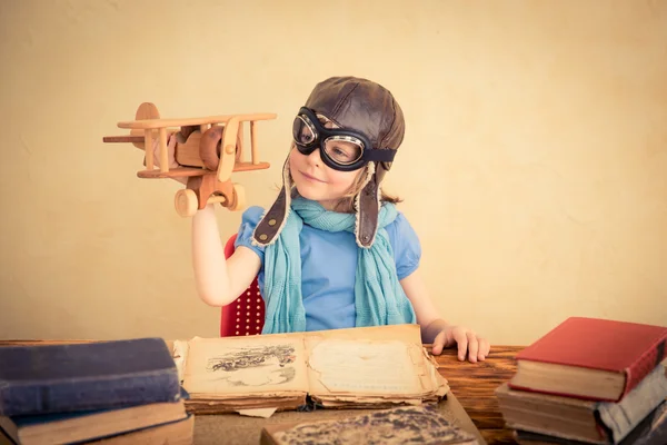 Kind gibt sich als Pilot aus — Stockfoto