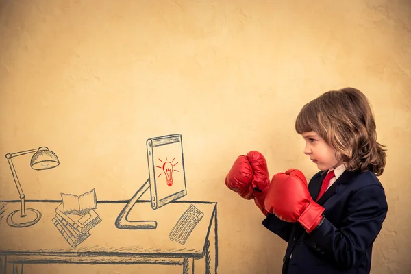 Niño hombre de negocios en guantes de boxeo rojos — Foto de Stock