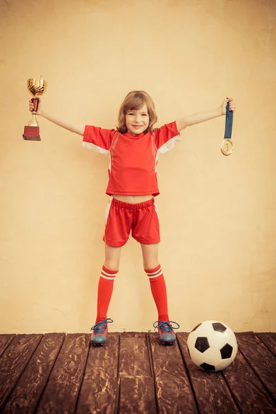 Niño está fingiendo ser un jugador de fútbol —  Fotos de Stock