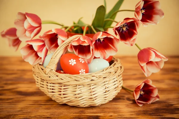 Ovos de Páscoa em mesa de madeira — Fotografia de Stock