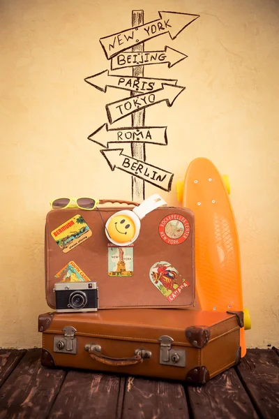 Вінтажна валіза та скейтборд — стокове фото