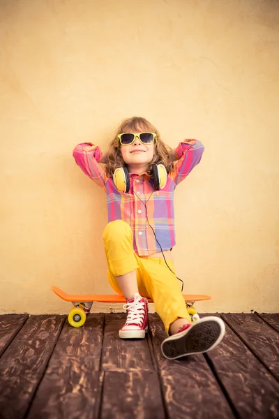 Criança Hipster com skate — Fotografia de Stock