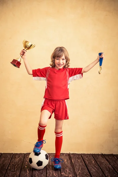 Criança está fingindo ser um jogador de futebol — Fotografia de Stock