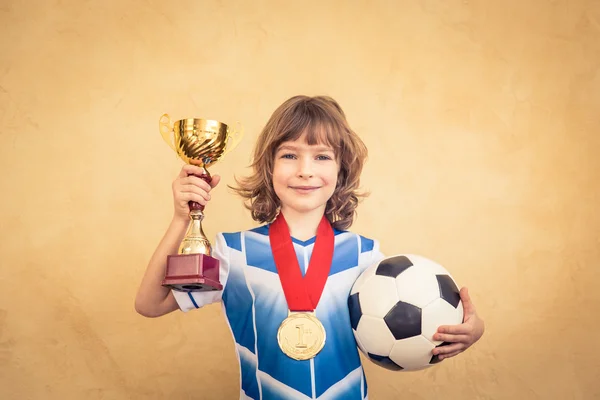 Dítě je předstírat, že fotbalista — Stock fotografie