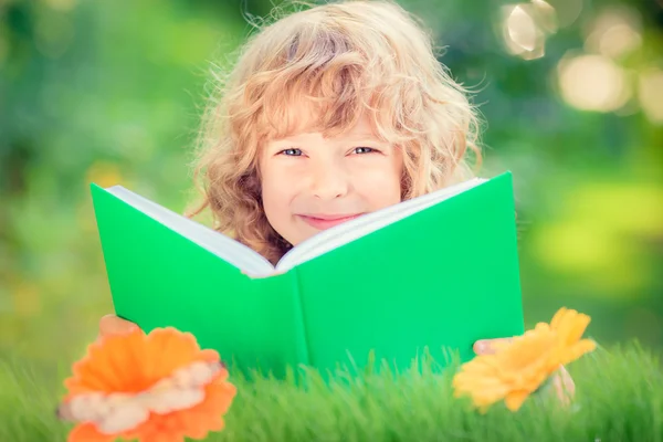 Niño sosteniendo libro verde —  Fotos de Stock