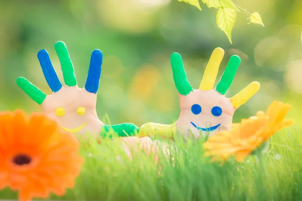 Mãos de crianças felizes — Fotografia de Stock