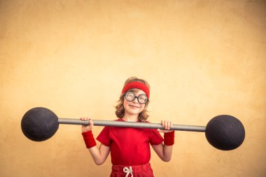 Barbell ile güçlü çocuk.