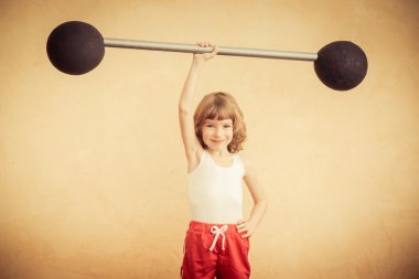 Barbell ile güçlü çocuk.