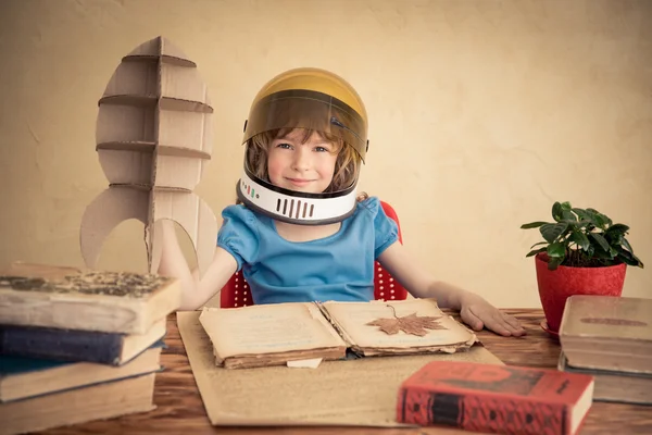 Enfant jouant avec la fusée jouet en carton — Photo