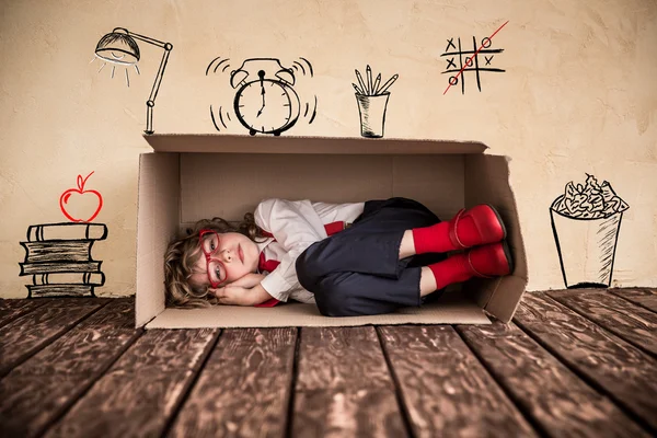 Empresário infantil dormindo em caixa de papelão . — Fotografia de Stock