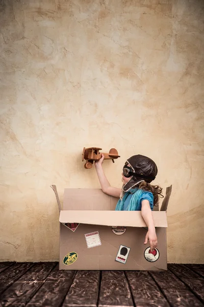 Niño está fingiendo ser un piloto . — Foto de Stock