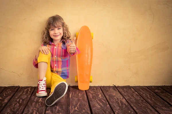 Hipster-Kind mit Skateboard. — Stockfoto