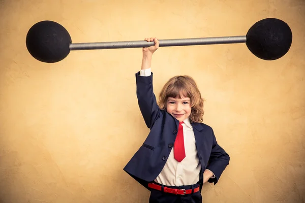 Empresário criança segurando barbell . — Fotografia de Stock