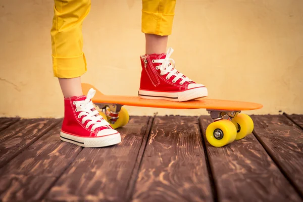 Gros plan des jambes du skateboarder . — Photo
