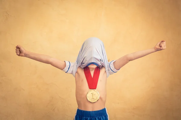 Niño está fingiendo ser un jugador de fútbol — Foto de Stock