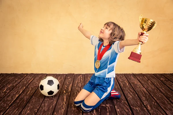 Criança está fingindo ser um jogador de futebol — Fotografia de Stock