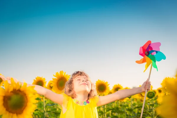 Kind met plezier in voorjaar veld — Stockfoto